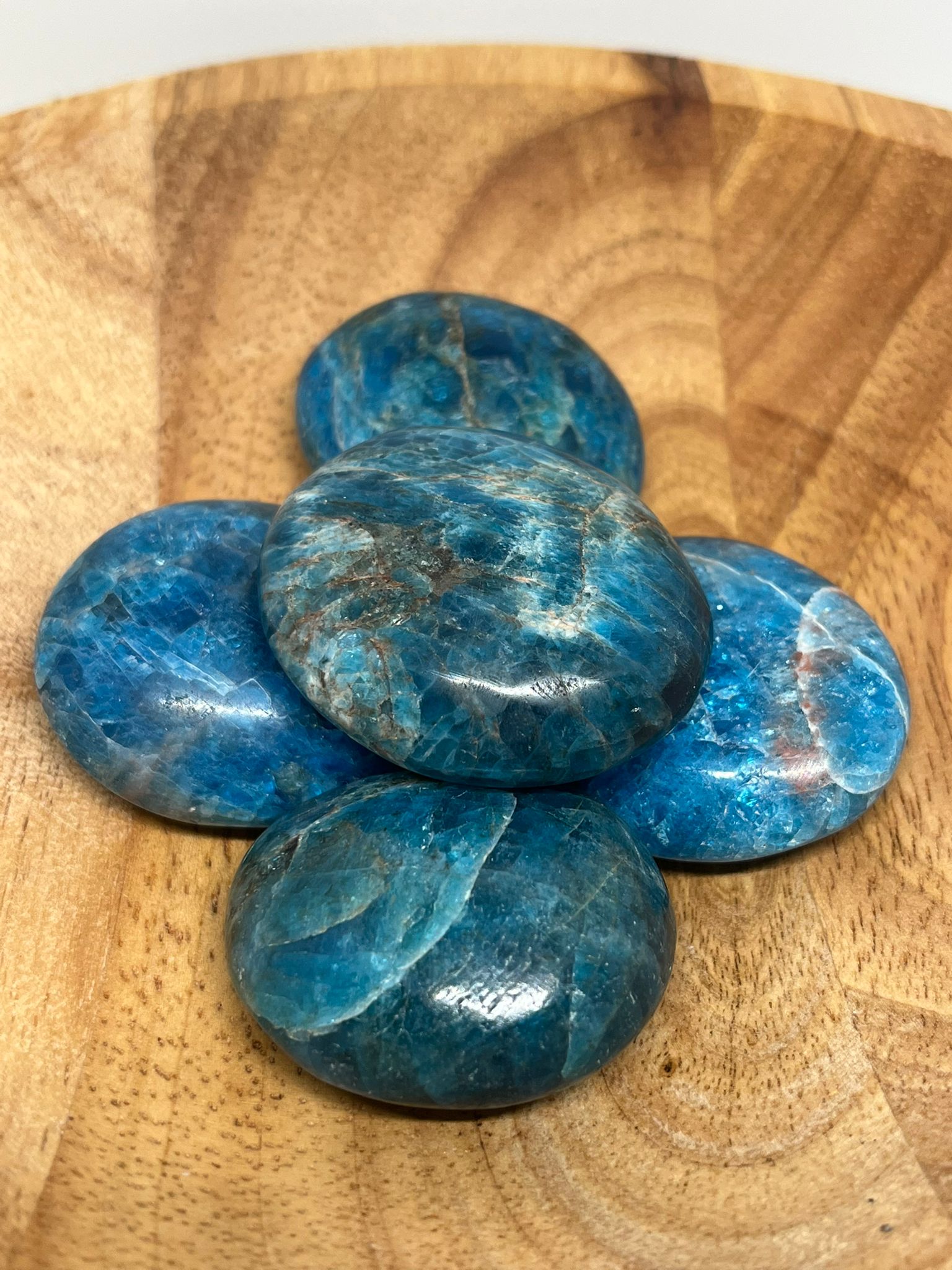 Blauwe apatiet handsteen – communicatie, helderheid, motivatie