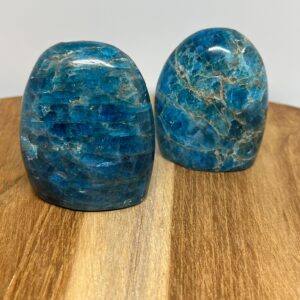 Apatiet Sculptuurtje – levendig blauw, glasachtige glans, gepolijste afwerking