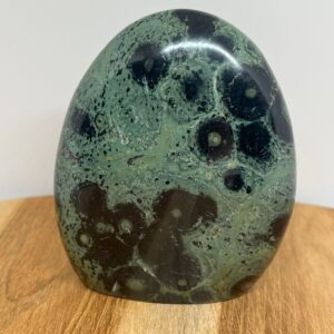 Kambaba Jaspis Sculptuur – diepgroene tint, orbiculaire patronen, gepolijste afwerking
