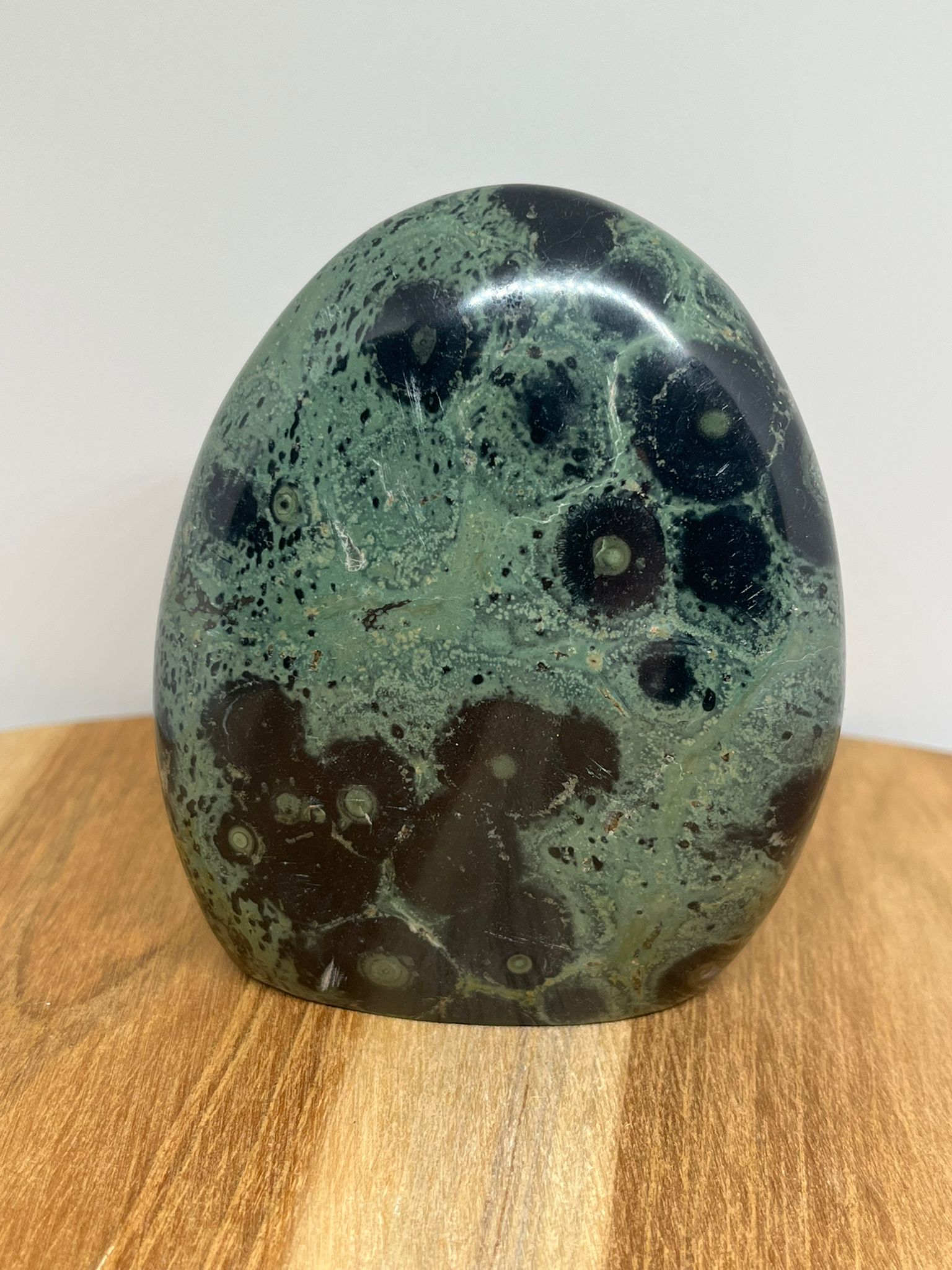 Kambaba Jaspis Sculptuur – diepgroene tint, orbiculaire patronen, gepolijste afwerking