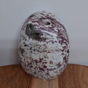 Roze Toermalijn in Kwarts Sculptuur – roze accenten, transparante matrix, gepolijste afwerking